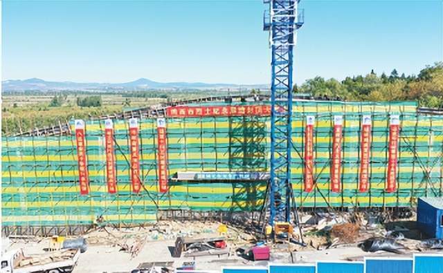 雞西市烈士紀(jì)念展館設(shè)計建筑面積2000平方米，主體工程封頂